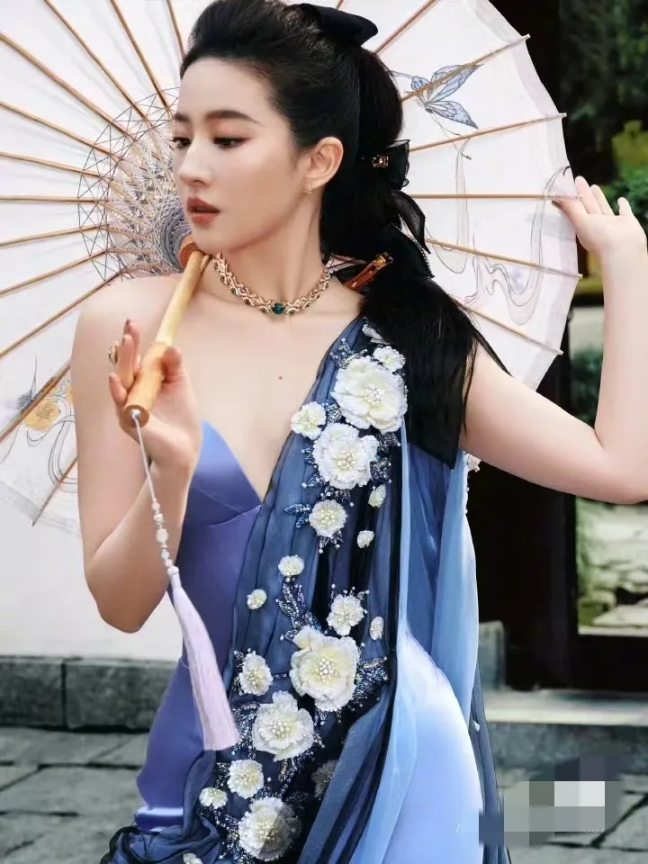 至今不理解刘亦菲
明明长着一张绝世容颜
却非要当一个剩女

古典气质的鹅蛋脸
高