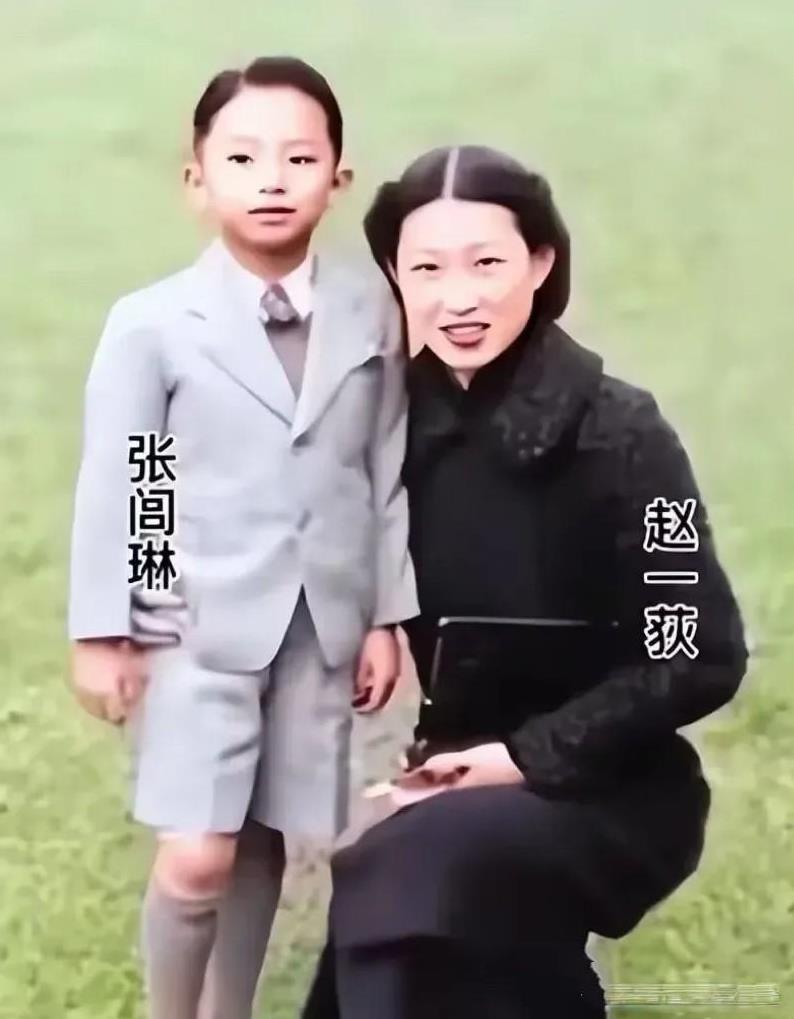 1935年，西安，张学良5岁的儿子张闾琳与母亲赵一荻的合影照片，镜头中的张闾琳穿