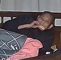 我一直想不通的是，爷爷一到夜里就躺在床上吃饼干，身体为啥还好得不得了。
我爷爷出