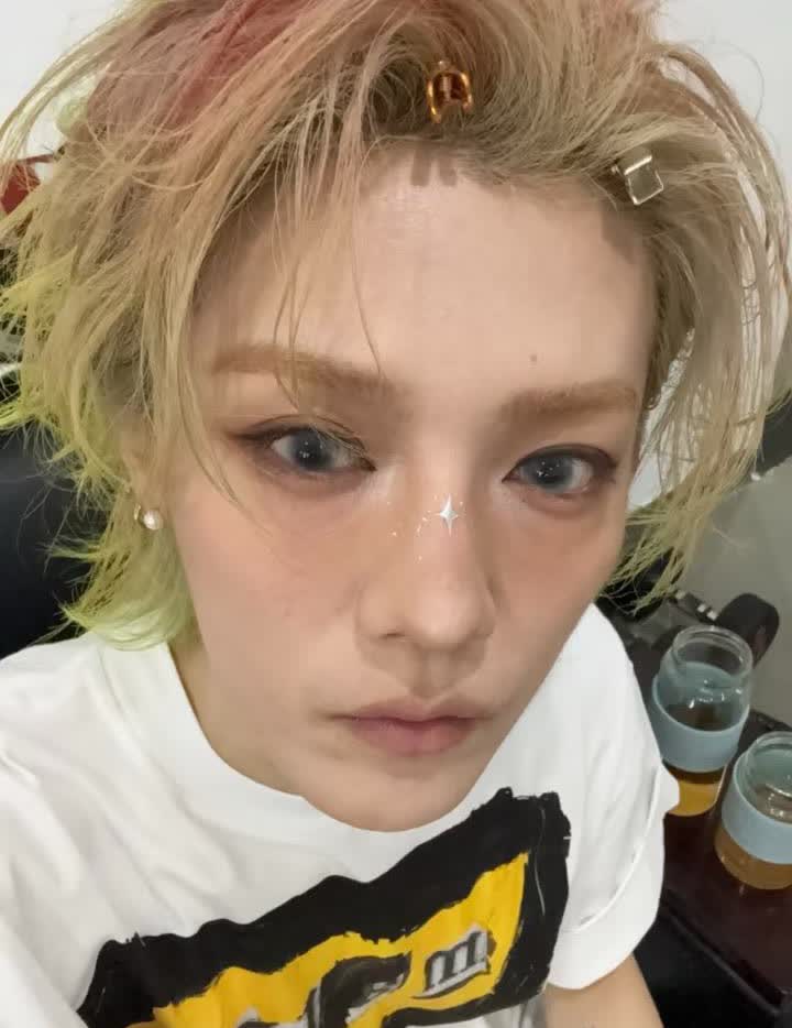 鹿晗账号解禁后首晒自拍，
看了以后我晚饭差点都吃不下了！
因为照片里有个触目
