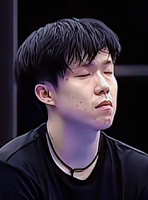 大头赛前一个人静坐，
训练的汗水和疲惫还在脸上，
他已经进入对比赛的思考！
其实