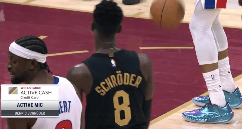 03月04日，今日骑士主场对阵活塞的比赛中

骑士球员丹尼斯-施罗德在场上调侃前