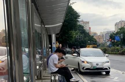 今天周末上街游玩意外发现一个中国特色。
在公交站台等公交车时，由于公交车间隔时
