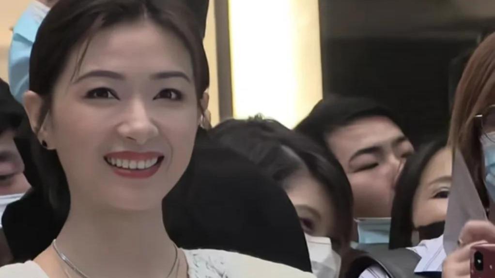 万茜的粉丝真幸福，她太宠粉了，这白色蕾丝装也很显美