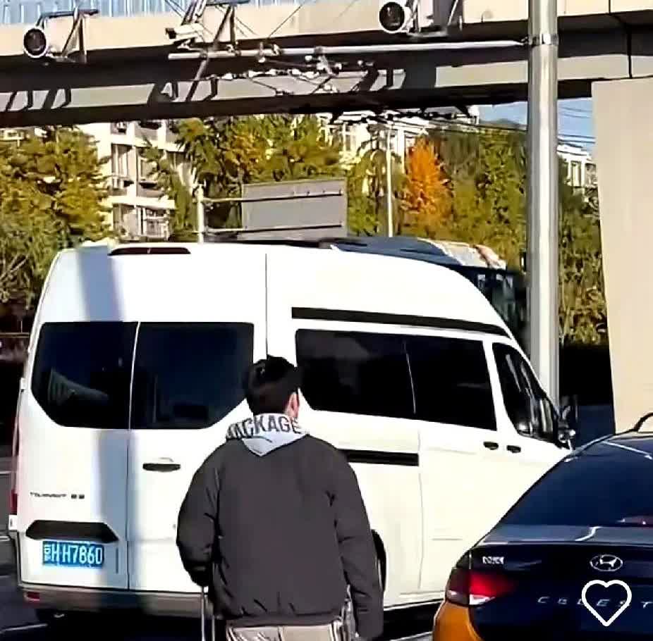 东哥这是没赶上班车吗，火急火燎在体育总局出来，还提着行李箱，樊振东也在天坛东路5