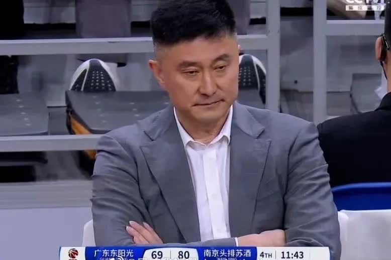 最后一场比赛广东对阵四川，杜指导如今的处境那叫一个骑虎难下，实在是进退两难！
