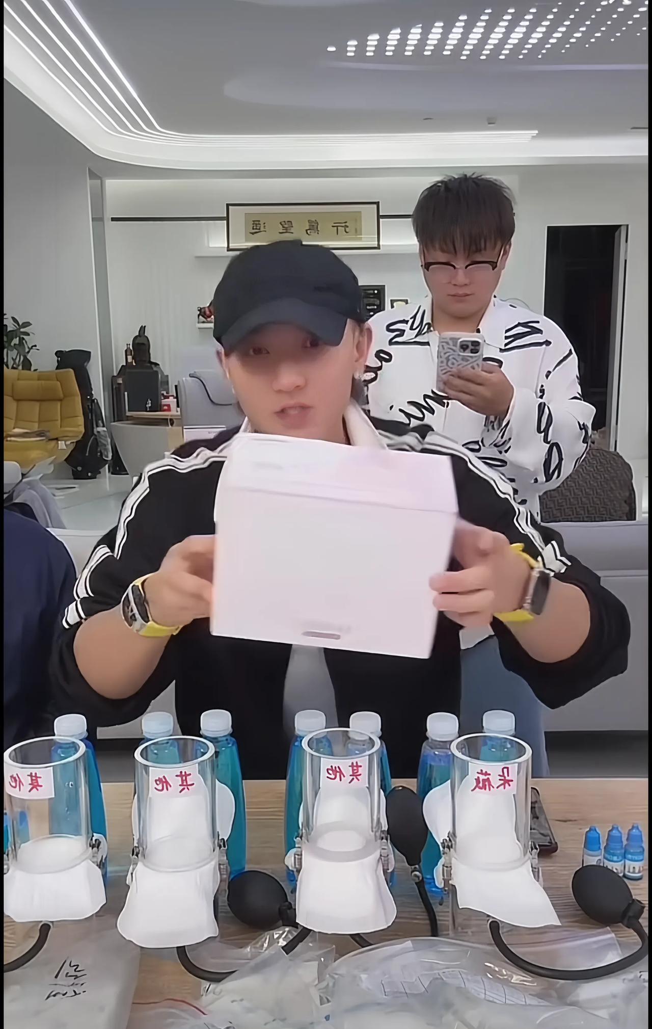 黄子韬卫生巾试用反馈来了
从测评结果看
除了尺寸有点小，整体是可以的，但是，
夜