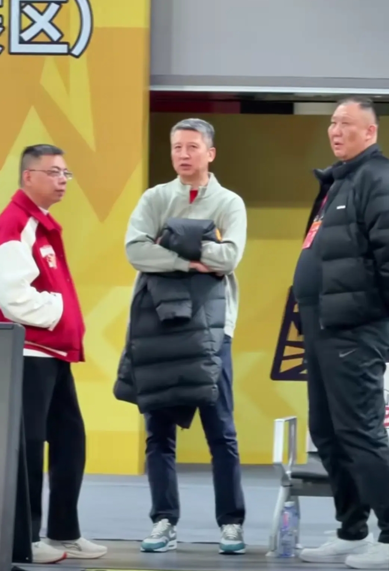 昨晚浙江广厦主场迎战浙江稠州金租，中国男篮主教练郭士强和助理教练王涵来到杭州黄龙