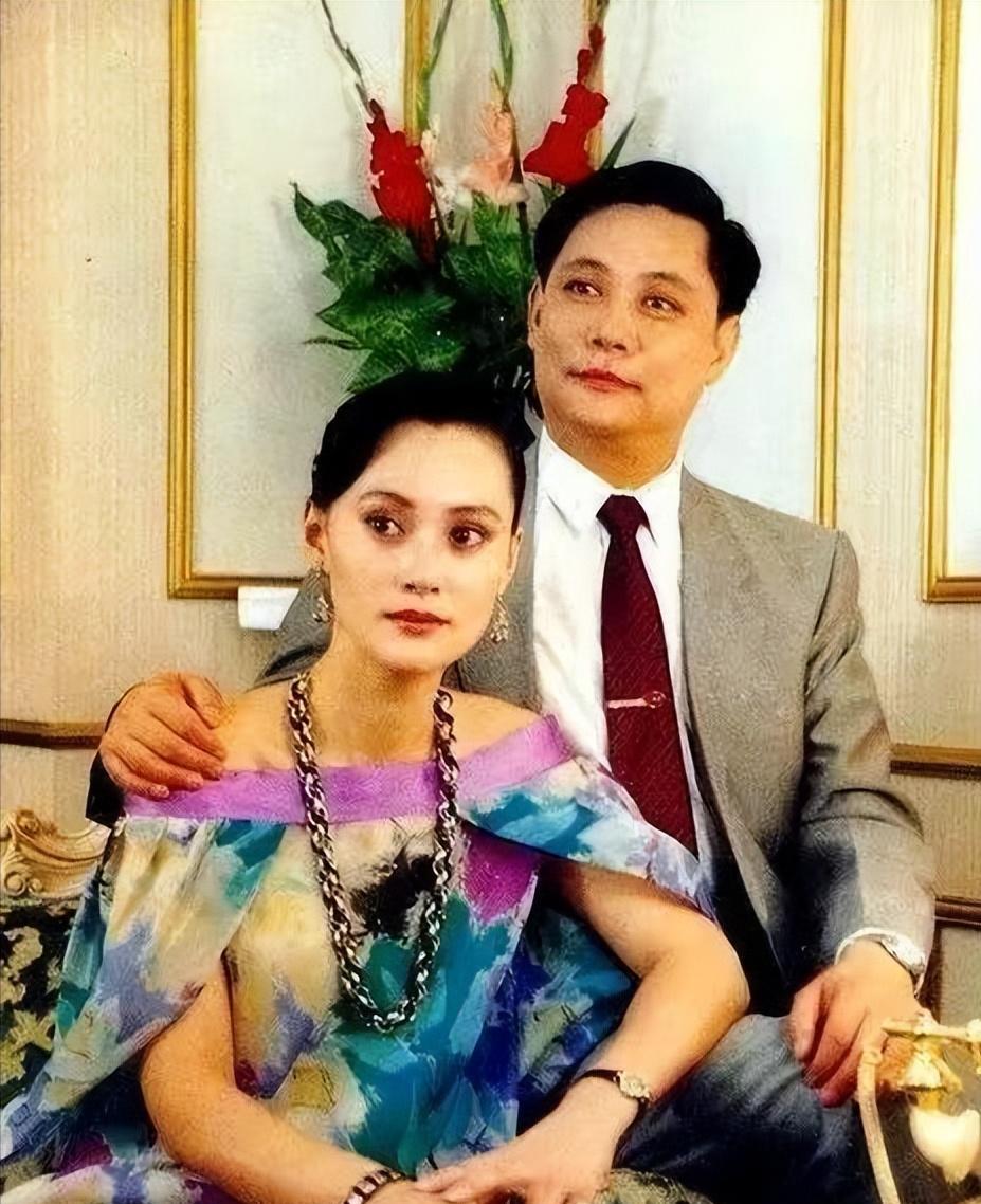 1983年，21岁的宋佳嫁给了大她21岁的京剧名家张学津。1991年，张学津被3