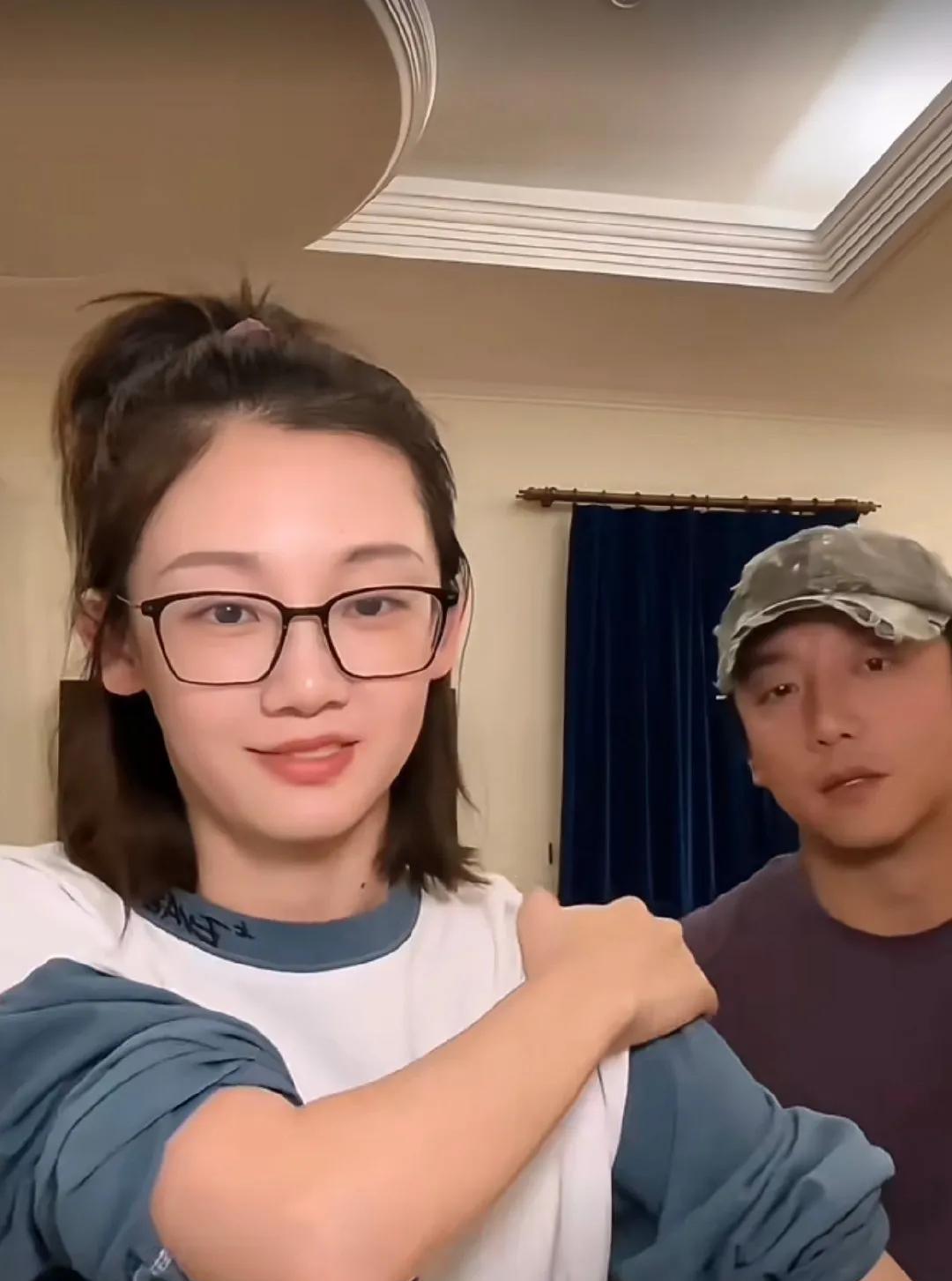 越来越认可郑凯的眼光了
36岁的苗苗，真的是个宝藏女孩。
为了能够让孩子上学方便