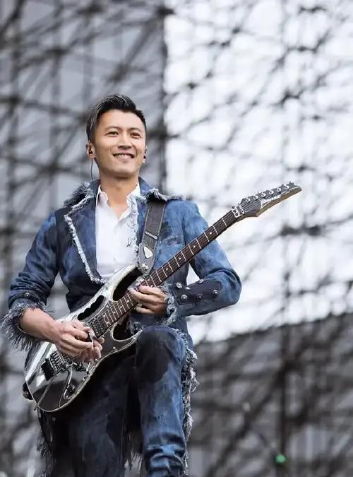 44岁谢霆锋时隔20年再开演唱会！门票被炒到17万人民币。
谢霆锋宣布4月24日