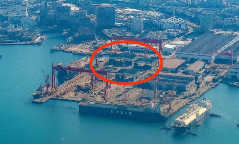都说这是中国在建004核动力航母，先不说整体，就是每个分段都要比福建舰大，据说排