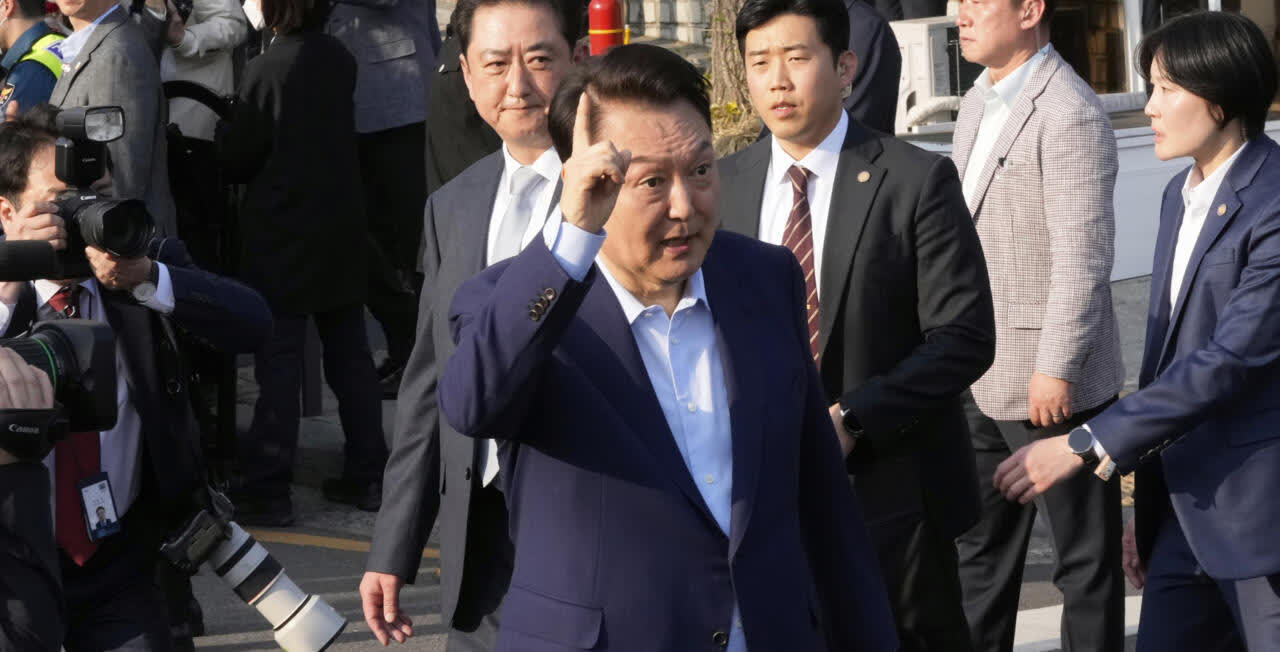 尹锡悦又出庭了，这是第三次。
跟前两次排场不同，这次车不让直接进地下车库，得从