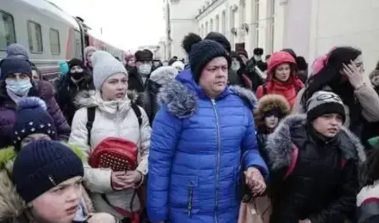 泽连斯基这次为什么在椭圆形办公室变得如此硬气？因为不这样，他必须立刻下台。

美