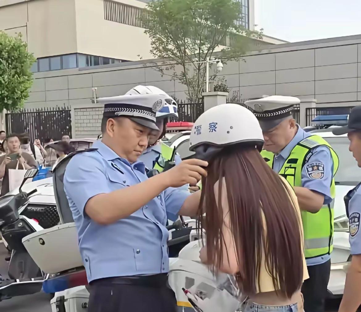 如果我的孩子走错考场，请交警把它送到附近的工厂里就好了！！！
这可是每年高考的保