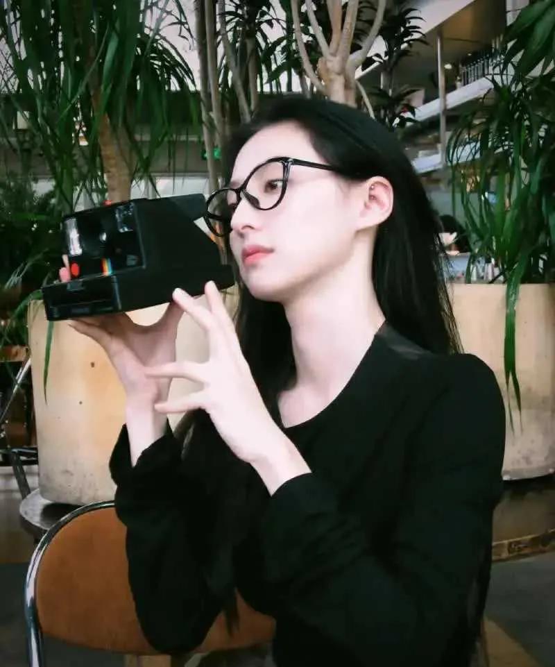 哇！胡连馨，这位新星正以她独有的光芒照亮娱乐圈。她的每一次出现都如同清风拂面，让