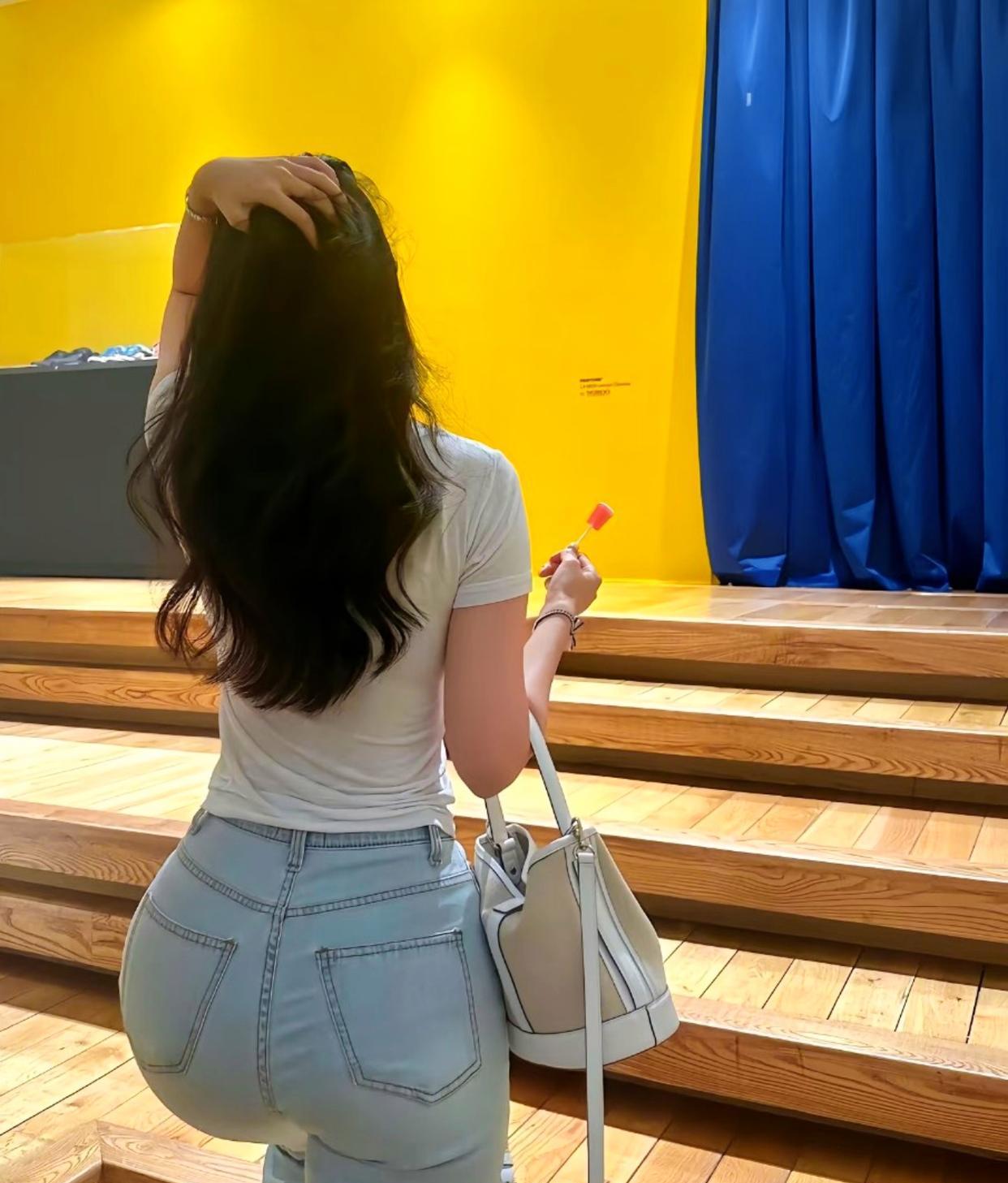 "这 up 主的背影，还挺有味道的嘛~"