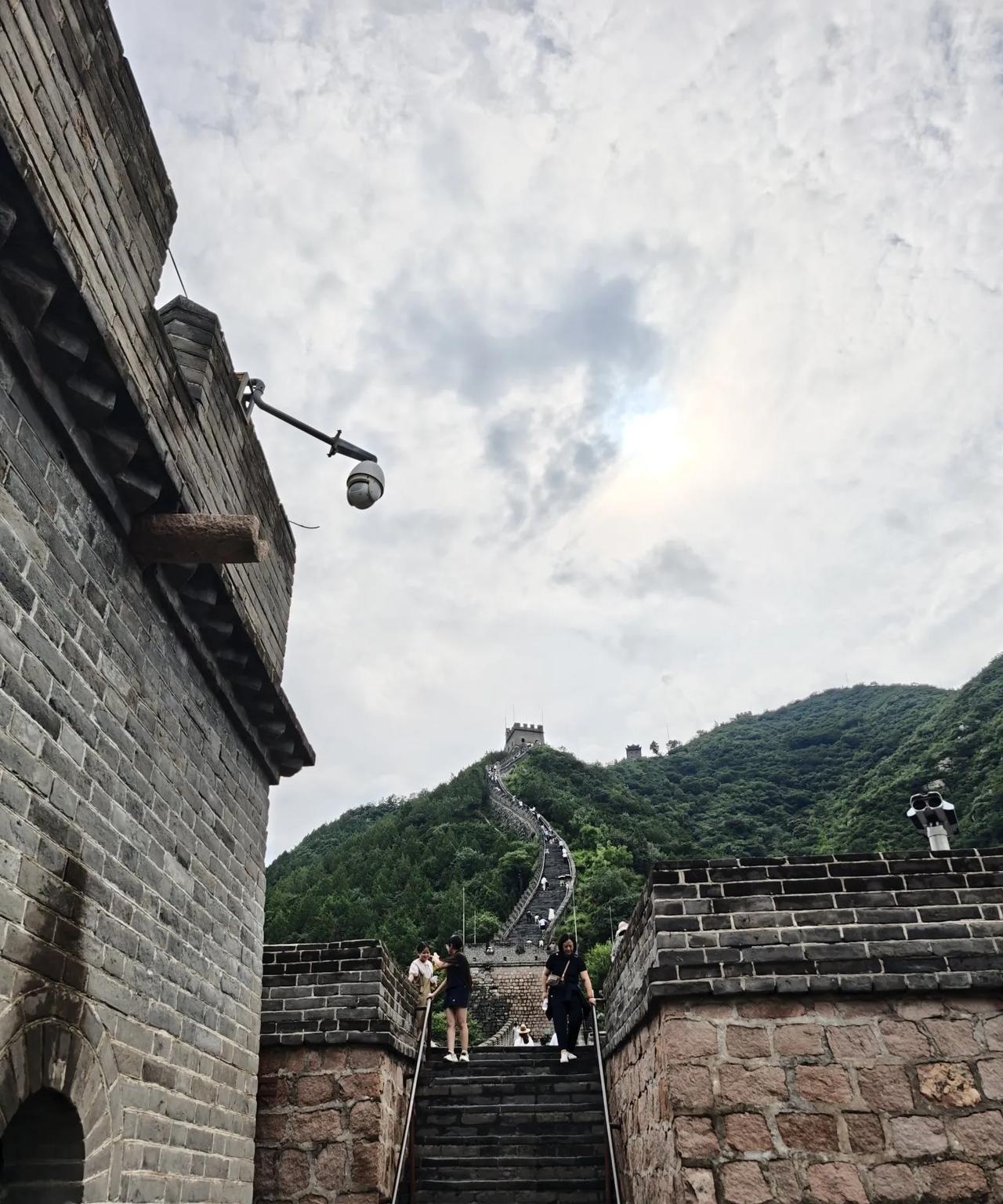 登上制高点，不禁生出“不到长城非好汉”的豪情。
阶梯是真的陡，有70度。上去不易