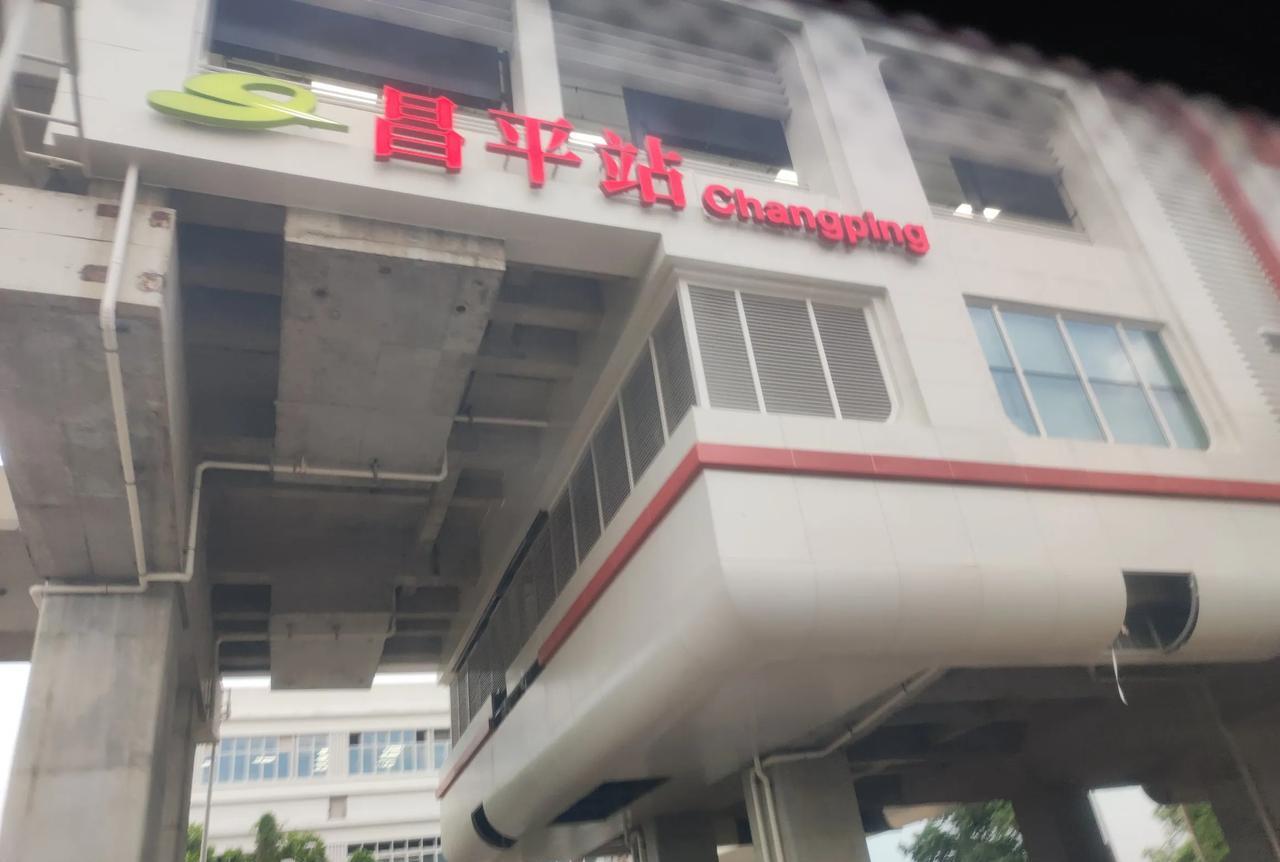 东莞地铁一号线排除一切不确定因素干扰，如期在今天开始了空载试运行，可喜可贺。
不