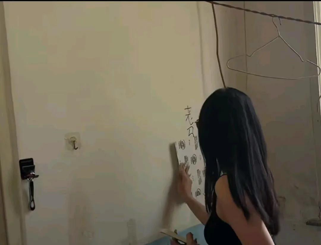 瑶瑶拿着砂纸打磨墙上的“老马卵子大”！[我想静静][我想静静][我想静静]
今天
