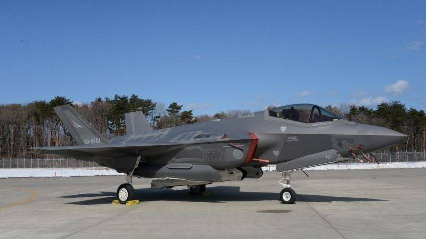 真没见过如此没用的五代机，在歼20阴影下的日本F35，有多憋屈？