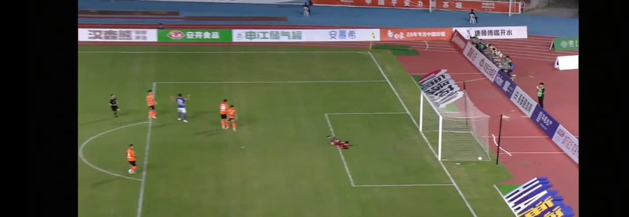 南京是懂人情世故的，但不多！下半场4:0领先扬州的时候，南京换下了大部分主力，防