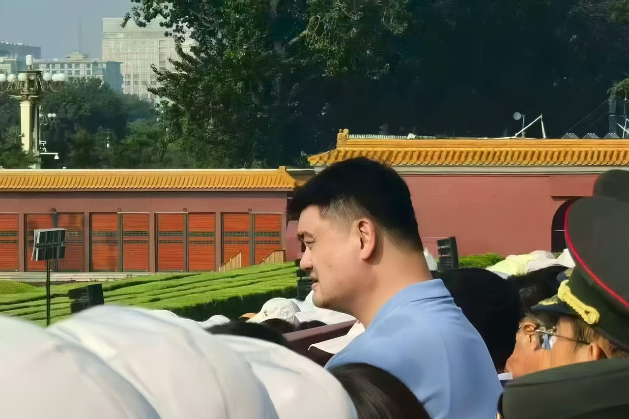 今天的主题就是九三阅兵，CBA多家俱乐部都组织了球员们进行观看这次阅兵仪式！
北