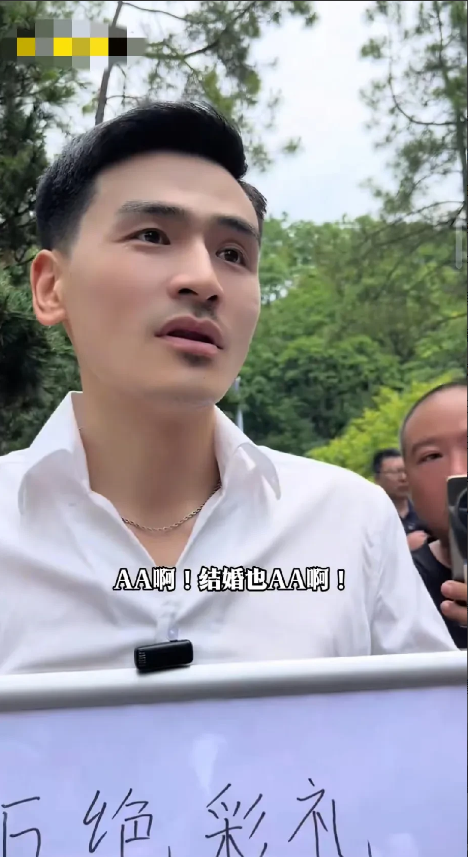 这个在杭州万松书院相亲的 90 年小伙，彻底火了！
小伙今年 36 岁，身高 1