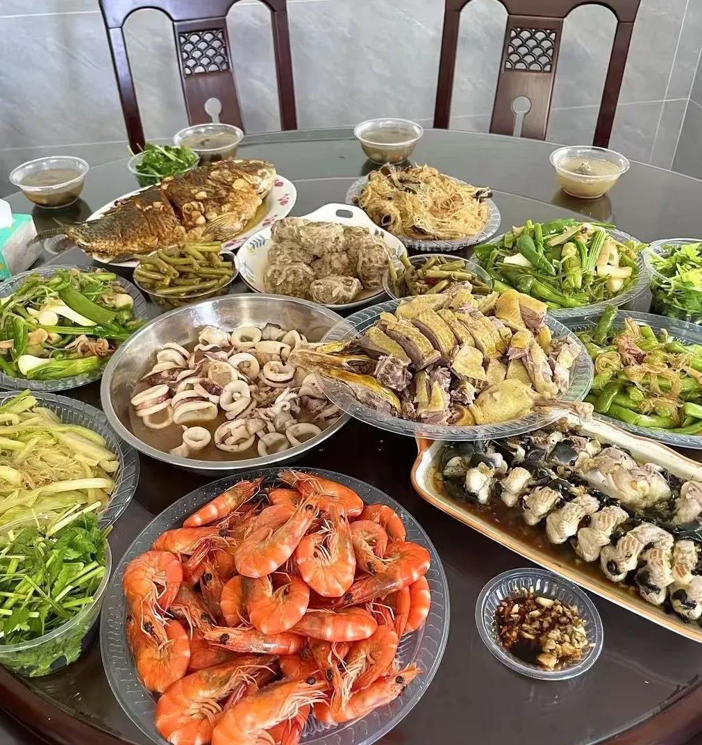 这是盘子不够用了吧？