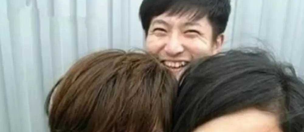 鲍蕾鲍莉两家逛街，郭京飞陆毅连襟俩打扮时髦，13岁儿子罕露面