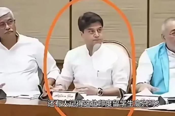 中国必须要重新审视印度留学生。
本身通过相互派留学生学习，应该是促进两国的相互了