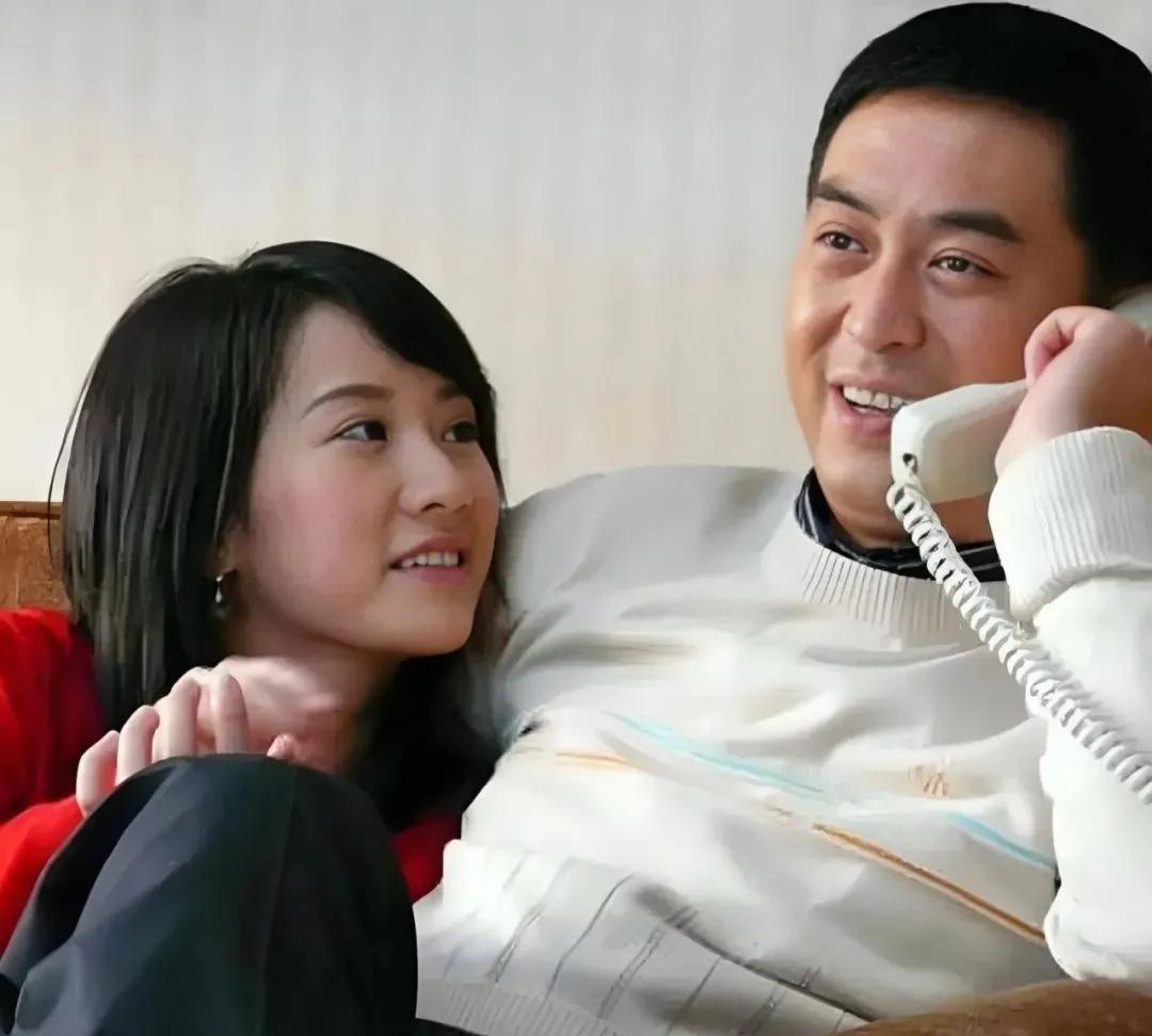 叔圈天花板，应该是张嘉译了吧？
他演的《蜗居》，现在还被人拿出来重温，很多女孩边