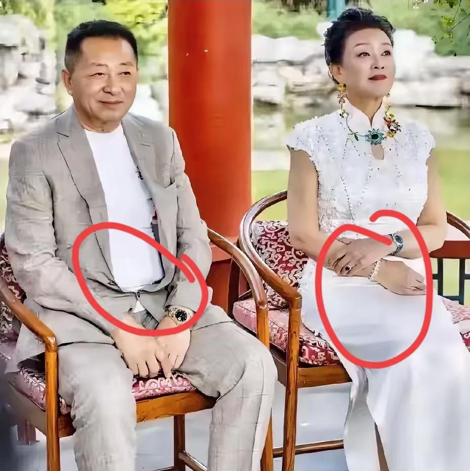 汪小菲爸妈的合影，能感受到菲妈气场强大，一看就是女强人，菲爸看着很平易近人，菲爸