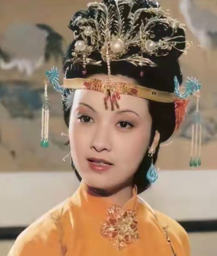 当初她是多美的美，怎么就嫁给了相貌平平的张国立了呢？