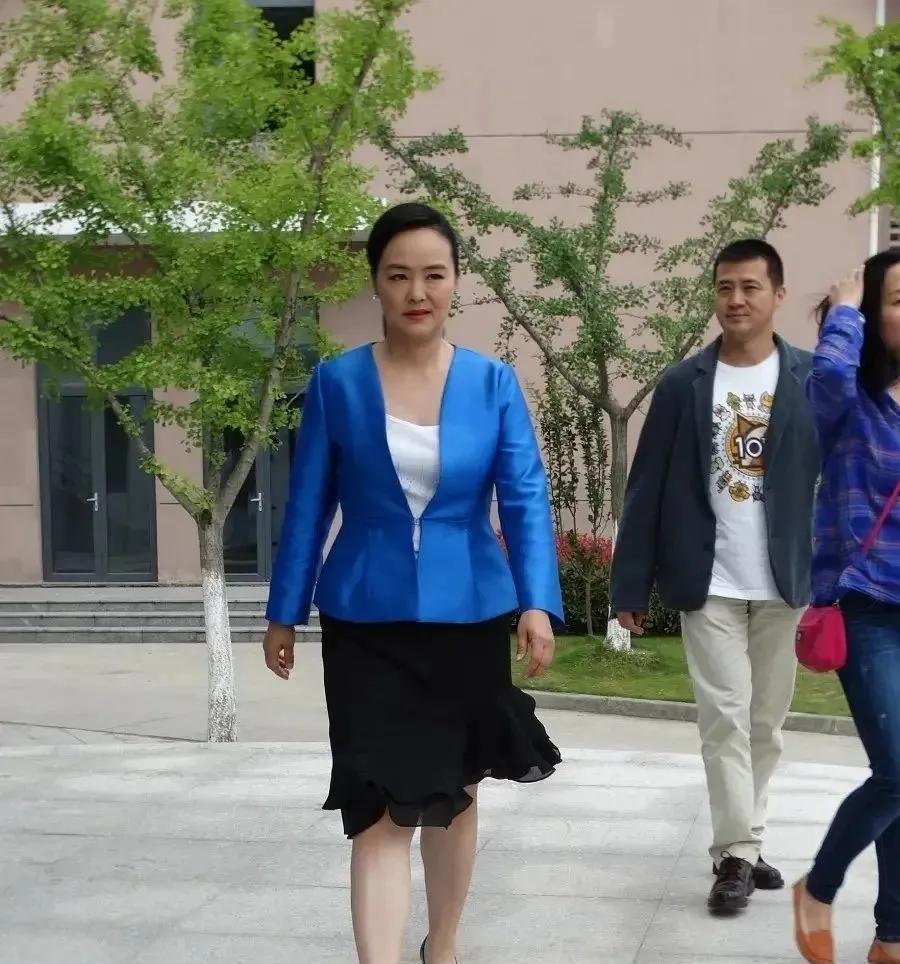 在街上偶遇央视著名主持人孙小梅，她还是那么惊艳。59岁的她穿宝蓝色衣搭黑色半截裙