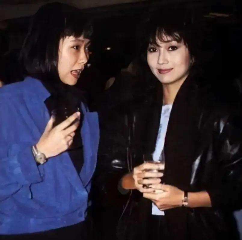 叶童和赵雅芝，是圈里为数不多的真姐妹！
2009年12月，赵雅芝到上海参加露天晚
