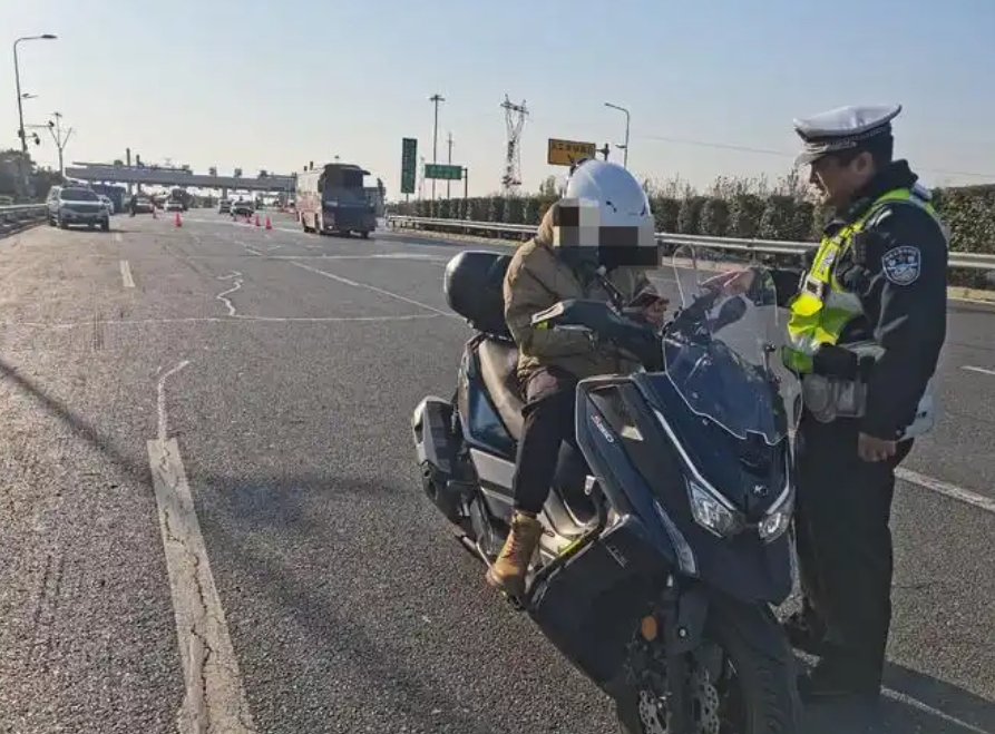 关于摩托车上高速，只要遵守这几点提议就不会出现大问题。

1.不要禁止摩托车上高