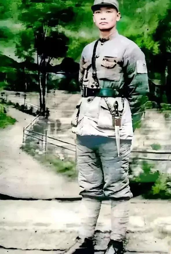 他是陕军98军著名长胜团第247团团长冯汉英，他竟然1941年被俘后，还斩杀了日