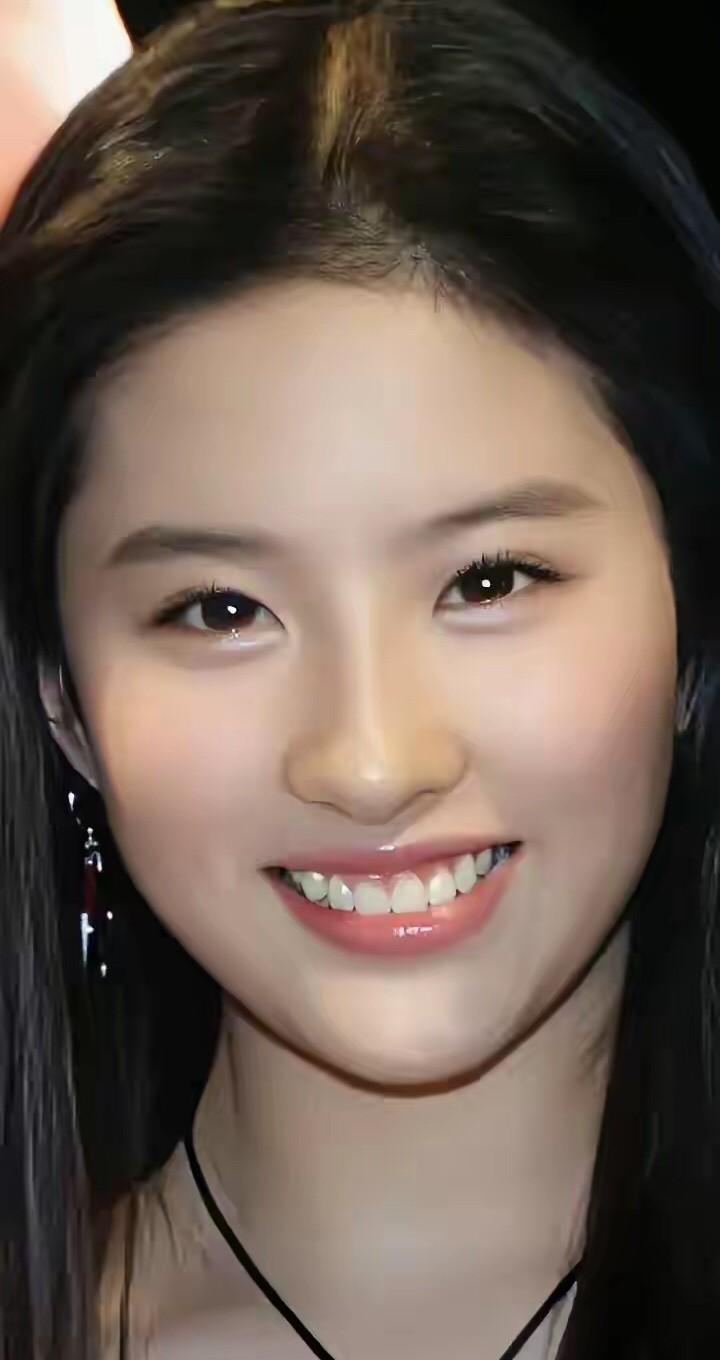 这是真正意义上的纯天然美女，鹅蛋脸，驼峰鼻，丹凤眼，不论是正脸还是侧颜，一眼惊艳
