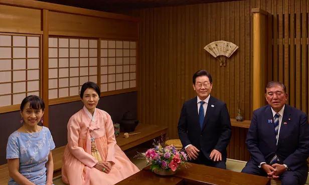 韩国总统李在明与夫人金惠景在东京首相官邸现身的那一刻，媒体的闪光灯同时点亮。场景