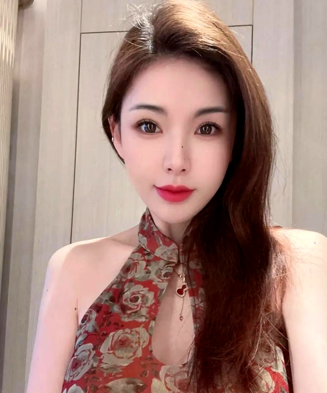 在一个平常的周六早晨，阳光透过窗帘洒在温暖的床上，时间似乎在这一刻静止了。妻子懒