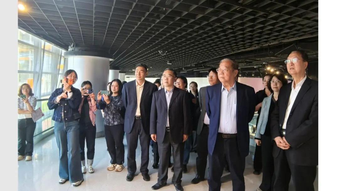 “他一直在和后代汽车人对话”
