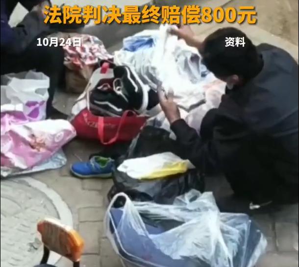 成都，一名男子准备将衣物邮寄，打包完善之后，放置在家门口等待快递员来收走。这个时