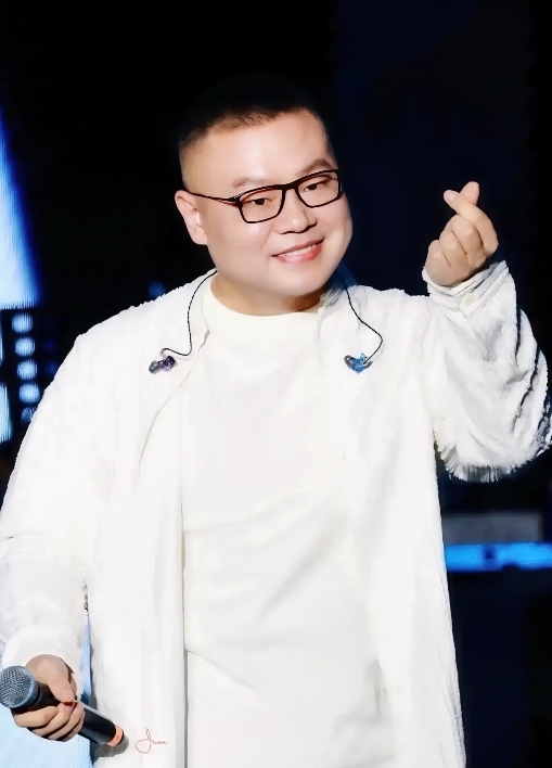 一觉醒来，
开过演唱会的歌手们都沉默了，

怎么也没想到有竞争的不止同行，就连说