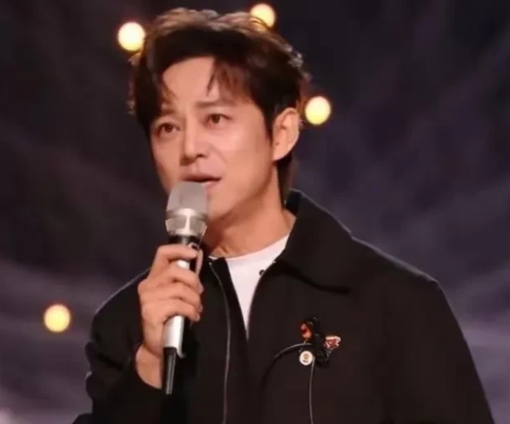 现在全网最烦恼的男人应该是何炅了吧
不是因为他已经老了，
也不是因为他主持变差，