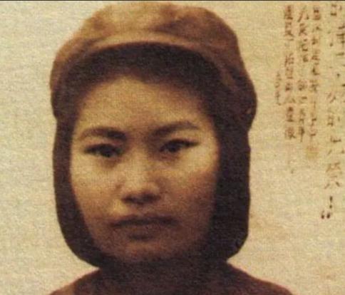 丁佑君不是什么大人物，出生在四川一个普通家庭。那时候兵荒马乱，家里日子过得紧巴巴