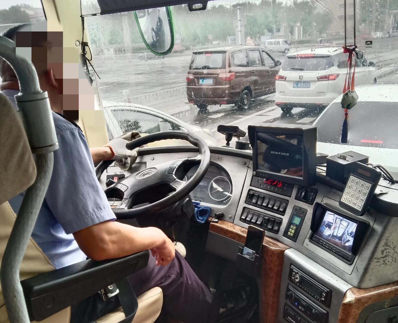 亲眼目睹什么叫倚老卖老，狂妄自大！在城际公交车上，司机师傅让一位刚上车的老人买票