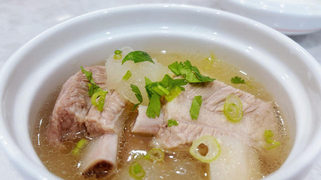 冬瓜炖排骨（清爽解腻，夏日汤品）