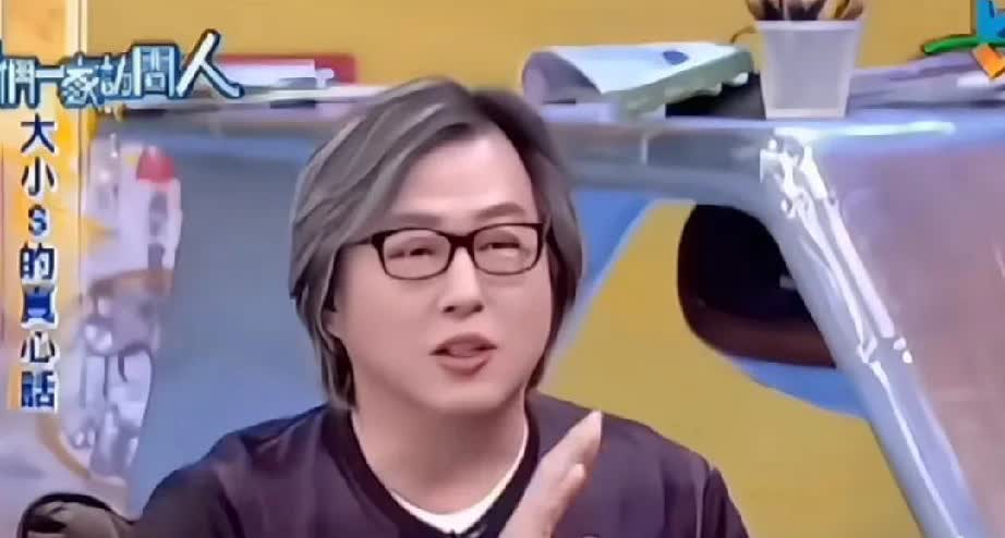 大S说这个家有一个人吃苦就好，让妹妹做轻松又挣钱多的主持工作

因为小S本身
