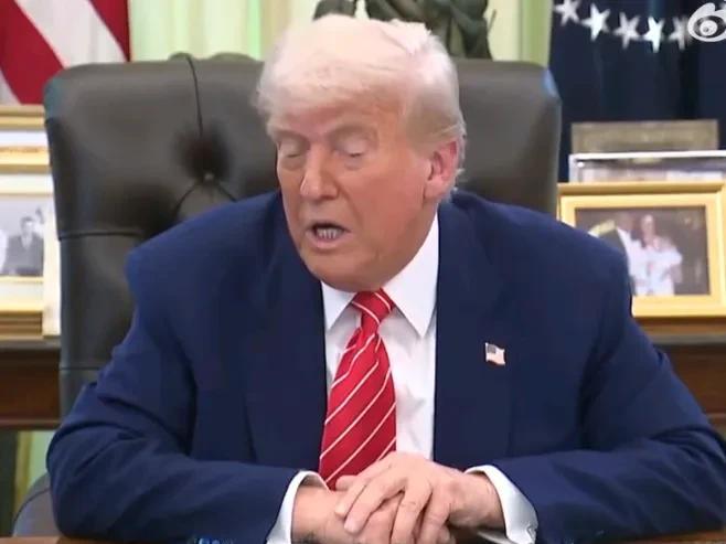 特朗普谈美国制造业。
他说："你造一辆车，就要在美国制造。我在这方面给了他们一点